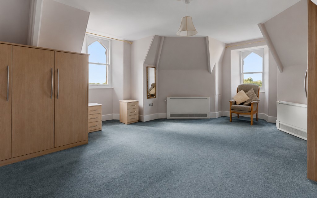 Lot: 141 - TOP FLOOR RETIREMENT APARTMENT WITH SEA VIEWS - Bedroom one